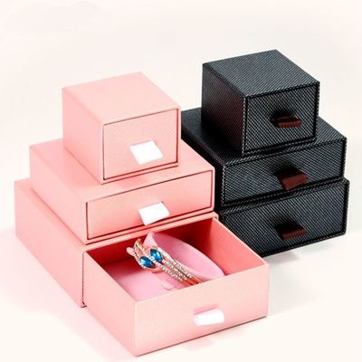 彫刻された小さな紙箱の引き出しの箱 宝石のプレゼント箱 パッケージ